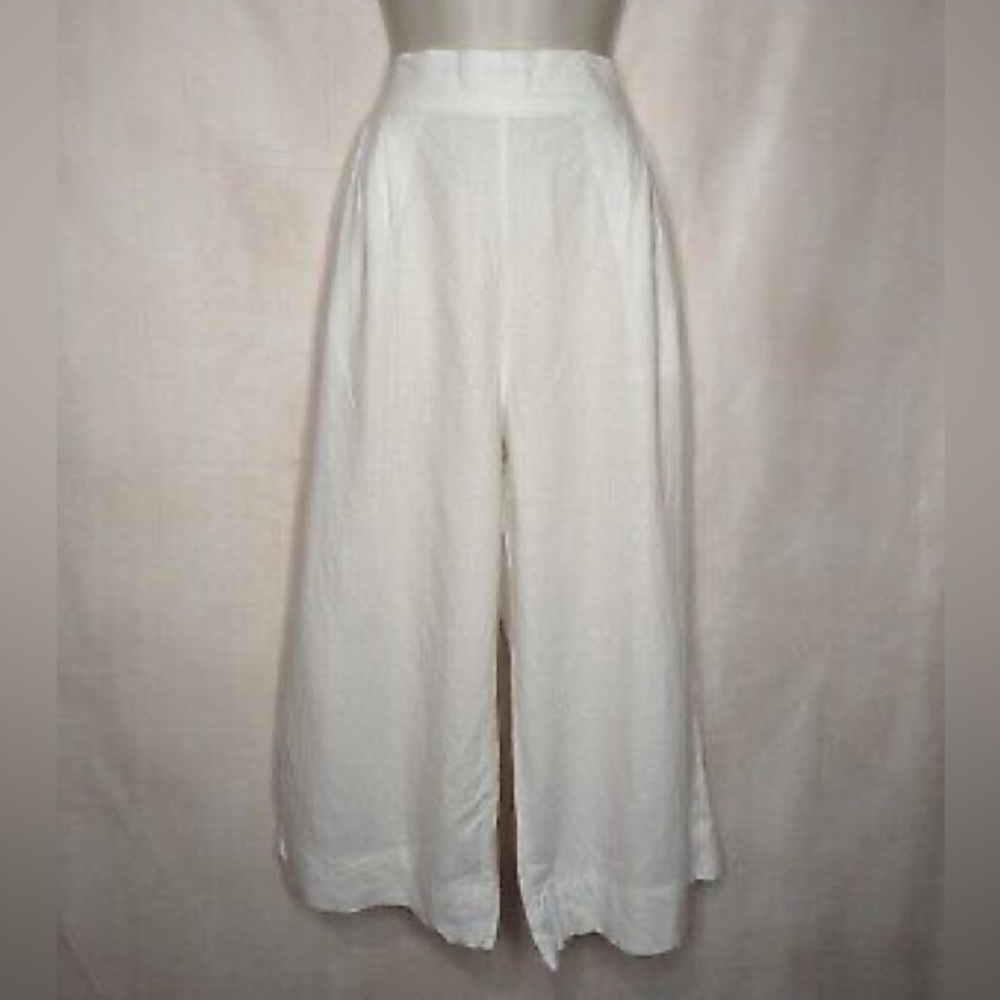 Size 6 Chelsea And Theodore Women's White Pleated Gauchos / pants/ dress pants​